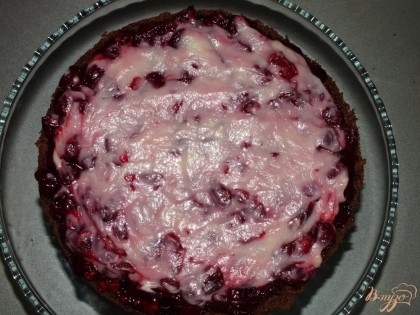 Формируем торт: нижний корж промажьте вишневой начинкой, затем нанесите слой крема. Накройте вторым коржом. Верх и бока торта промажьте кремом.