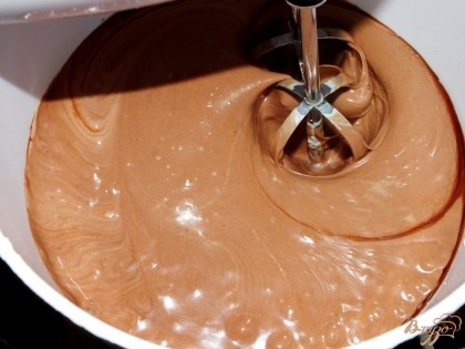 В шоколадную смесь ввести желатин, размешать. К взбитым сливкам добавить шоколадную смесь, взбить.