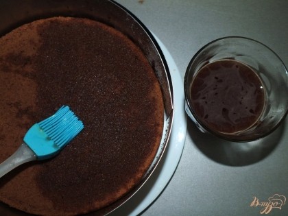  В кольцо для формирования торта выкладываем нижний корж, пропитываем сиропом (я брала сироп с какао - на 1 стакан воды 4 ст.л. сахара и 2 ст.л. детского какао-порошка).