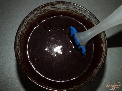 Делаем глазурь. Какао-порошок смешиваем с сахарной пудрой. Добавляем молоко и растопленное масло. Тщательно размешиваем. Глазурь готова.