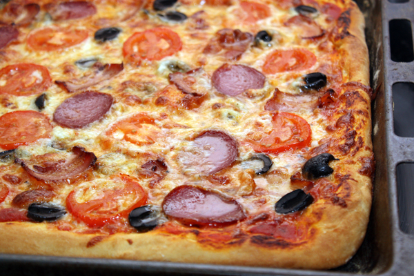 Запечь пиццу в разогретой до 220-250 градусов духовке в течение 10-12 минут.