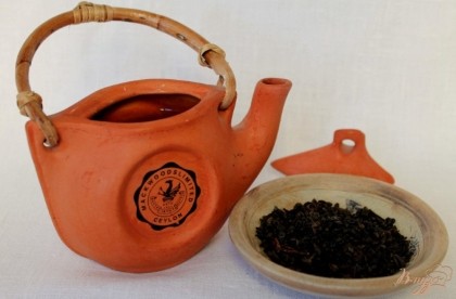 Заварной чайник обдаем кипятком, насыпаем в него черный чай, заливаем горячей водой и оставляем завариваться.