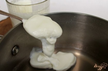 В жидкий агар-агара добавляем натуральный йогурт и тщательно перемешиваем.