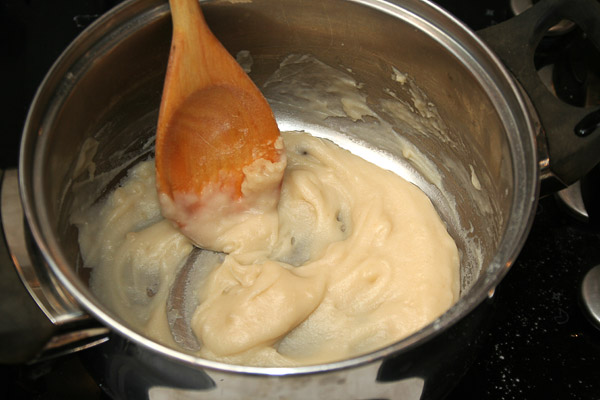 Слегка обжарить муку, добавить сливочное масло, разбавить ее горячим бульоном (или водой). Проварить 10 минут, процедить и влить в суп.