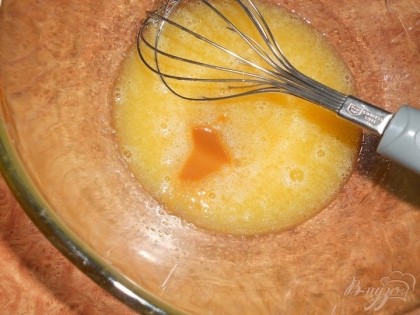 В миску разбить яйца и добавить ванильный сахар, взбить венчиком. Добавить сгущенное молоко, перемешать еще раз.
