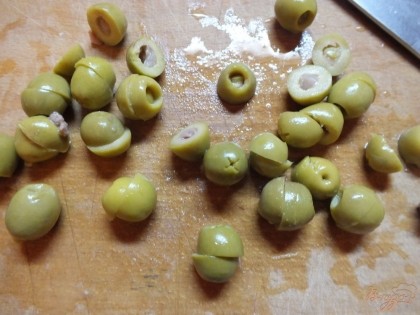 Оливки режем на 2-3 части.
