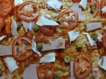 Сало нарезаем очень тоненько и тоже равномерно раскладываем по пицце.