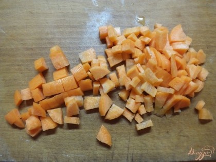 Нарезаем не крупными кубиками морковь.
