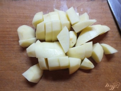 Крупно нарезаем картошку на борщ.