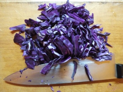 Мелкой тонкой соломкой нарезаем фиолетовую капусту.