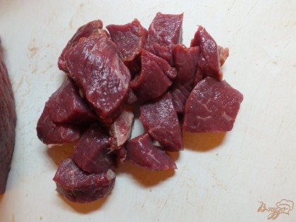 Кусочками нарезаем мясо (3-5 см).