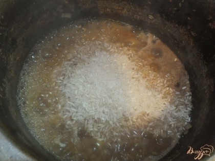 Всыпаем рис и не перемешиваем. Добавляем горячей (!) воды, чтобы покрыла рис на 2 пальца. Варим на большом огне без крышки.