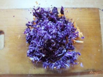 На мелкую терку натираем фиолетовую капусту. Она довольно жесткая, так что лучше тереть ее мелко.