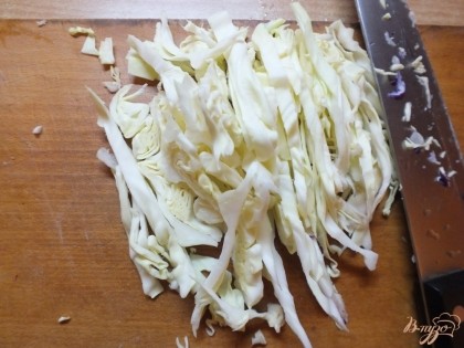 Нарезаем тонкой соломкой белокочанную капусту.