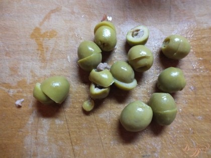 Оливки делим по длине пополам, чтобы начинка не выпала.
