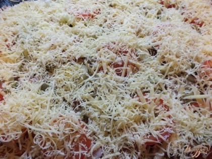 Сверху натираем сыр ровным слоем и запекаем пиццу примерно 15-20 мин при 200 градусах.