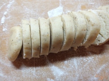 Нарезаем колбаску на дольки в 0.5-1 см. Запекаем, соответственно 15-25 мин. Печенье должно подрумянится и стать хрустящим. Температура запекания 180 градусов.
