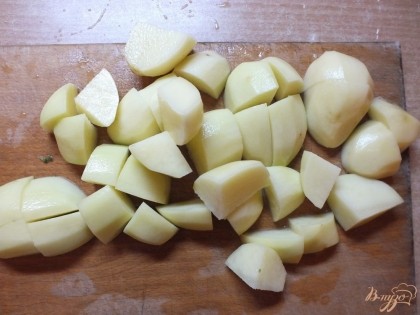 Нарезаем картофель  кубиками крупно и варим до полу готовности.