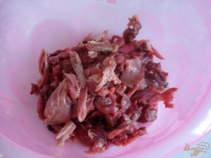 Обрезать мясо с утки. промыть и поставить варить на 30-40 минут. солим