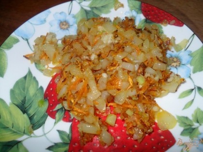 затем обжарить на сковороде морковь и лук. в конце добавить чеснок.