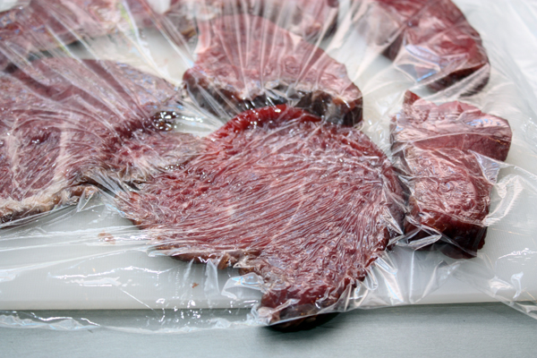Мясо нужно нарезать широкими ломтиками поперек волокон толщиной 1-1,5 см и очень хорошо отбить, чтобы получились тонкие плоские кусочки.