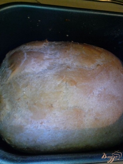 Печь хлеб на программе №1 (простой хлеб),  установить вес - 1 килограмм и среднюю или светлую корочку.