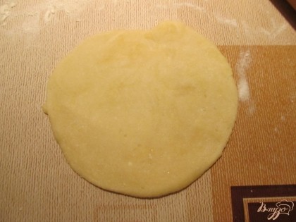Для формирования печенья раскатываем тесто в небольшие круги (диаметром 10 см). Можно сначала скатать колбаску, разрезать на кусочки и раскатать каждый или раскатать один пласт и вырезать круги.