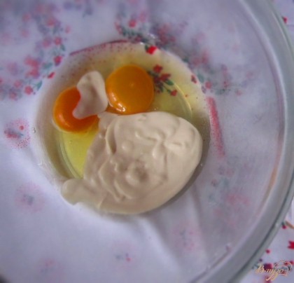 Выбить яйца в тарелку добавить сметану, перемешать.
