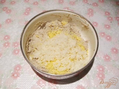 Кладем отварной рис в миску к сыру и рыбе.