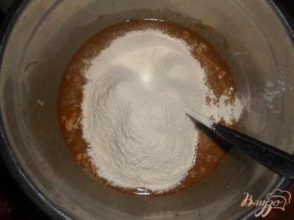 Дальше в миску добавить, нарезанные ножом орехи и просеять муку,добавить соль и подсолнечное масло, все тщательно смешать.