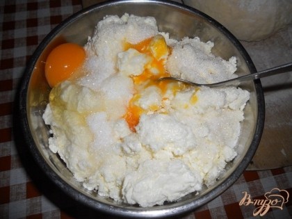 Творог нужно взбить блендером.Затем в творог добавить яйца, перемешать.Добавить соль, сахар и ванильный сахар.