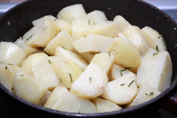 Полить растительным маслом, и встряхнуть закрытую крышкой кастрюлю, чтобы все хорошо перемешалось.  Затем выложить в горячую сковороду.
