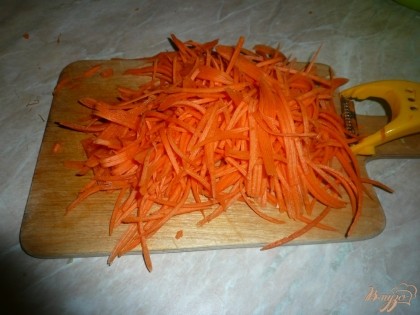 Морковь чищу, натираю на терке.