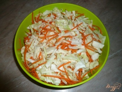 Соединяю капусту и морковь в большой миске, перемешиваю.