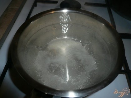 Готовлю рассол. Довожу воду до кипения, добавляю соль, сахар, перемешиваю, чтобы они растворились. Снимаю рассол с огня и добавляю уксус.