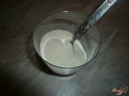 К манной крупе добавляю сахар, соль, ванилин, перемешиваю. Ванилина беру буквально пару кристаллов, иначе каша будет горчить, если в наличие ванильный сахар, то его беру 1/3 чайной ложки.