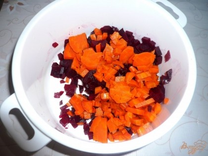 Нарезаю также кубиками морковь.