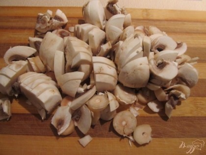 Для приготовления начинки вымытые грибы нарезаем дольками.