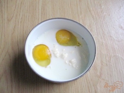 В миску разбиваем яйца. Добавляем майонез и молоко, солим смесь и взбиваем, как на омлет.