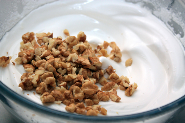 Орехи нужно некрупно нарезать, добавить во взбитую массу и перемешать.