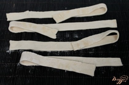 Слоеное тесто раскатываем толщиной 1 мм., и нарезаем полосками.