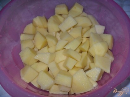 Картофель нарезать кубиками, и поставить варить