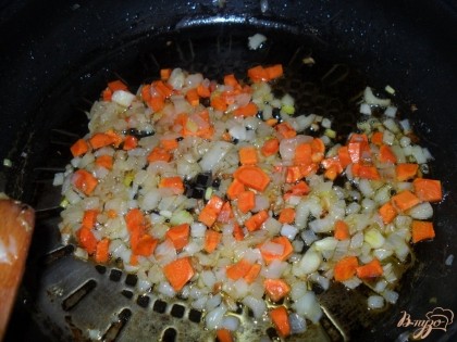 Лук и морковь мелко нарезаем. затем поджарим на растительном масле до золотистого цвета