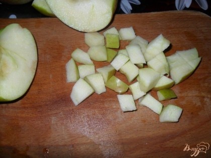 для начинки, яблоки нарезаем некрупными кубиками