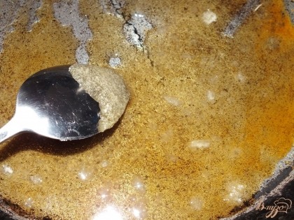 Сахар растопить в посуде с толстым дном (сахар быстро становится коричневым, нужно быть внимательным и не пережечь его)