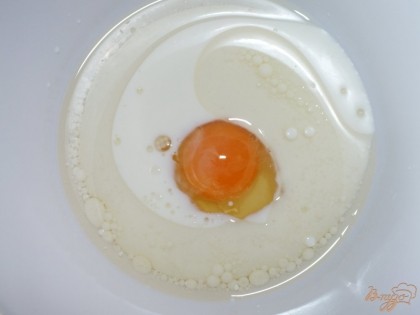 В миску просеять муку, ванилин, сахарную пудру, разрыхлитель и соль, все смешать. В другой миске соединить яйцо, молоко, растительное масло.