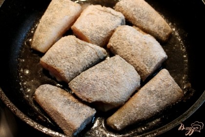 Кусочки рыбы обмакиваем в панировку и выкладываем на сковородку с разогретым подсолнечным маслом.  Жарим по 7 минут с каждой стороны.