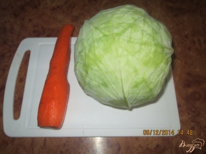 Капусту и морковь вымыть, обсушить. Капусту разрезать  на 2части.  Тонко нарезать или нашинковать на специальной терке  капусту.