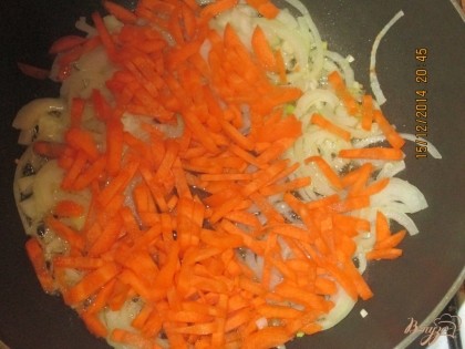 Лук почистить и порезать полукольцами.Морковь почистить, нарезать тонкой соломкой. На разогретой сковородке с подсолнечным маслом обжарить лук и морковку 10мин.