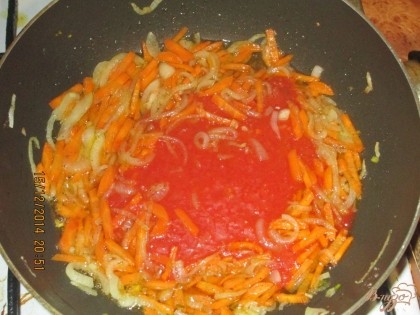  Добавить 125мл томатного сока и 100мл воды потушить 5мин. Содержимое сковородки нужно поперчить, посолить, перемешать и отставить с огня.